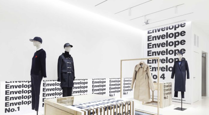 Catorce gabardinas y un contenedor