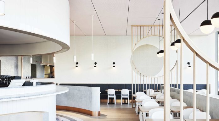 Un penique caído en el suelo