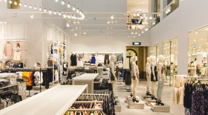 Techos Metal Baffles de Armstrong en la tienda H&M más grande de Europa