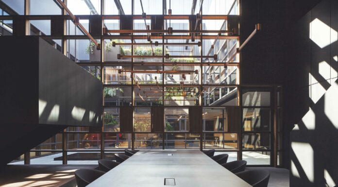 Encuentro entre luz natural y artificial