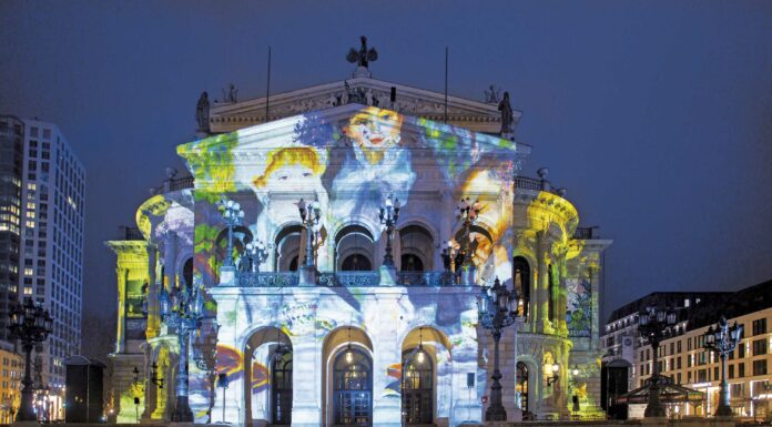 La luz se apodera de la noche urbana