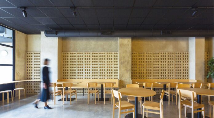 Azul cobalto, cemento y madera