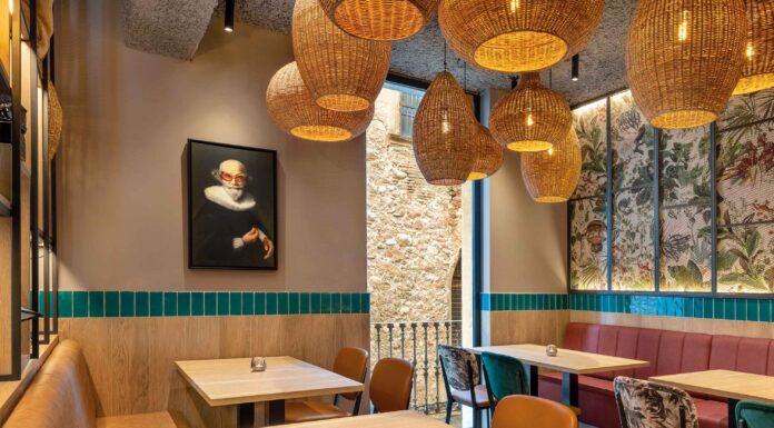 Acentos verdes y tonos corales