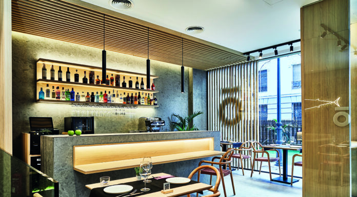 Porcelánico, madera y vegetación