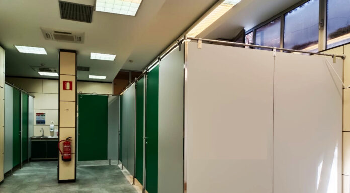 Ventajas de los tableros fenólicos para la construcción de cabinas sanitarias