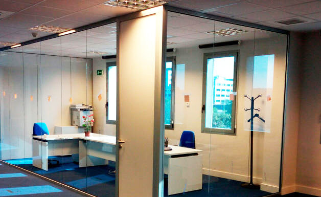 Mamparas y tabiques móviles: versatilidad para oficinas modernas